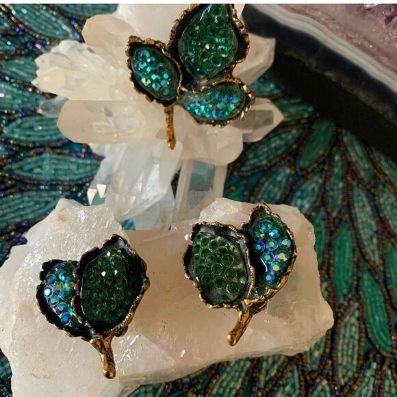 Gorgeous Green/Blue Crystal Brooch/Earrings SET, in Gold, Unmarked - Picture 2 of 6